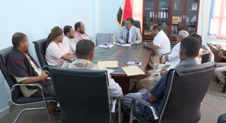 الأمين العام محلي حضرموت يبحث أوضاع مديرية الديس الشرقية ويؤكد اهتمام السلطة المحلية بتحسين الخدمات