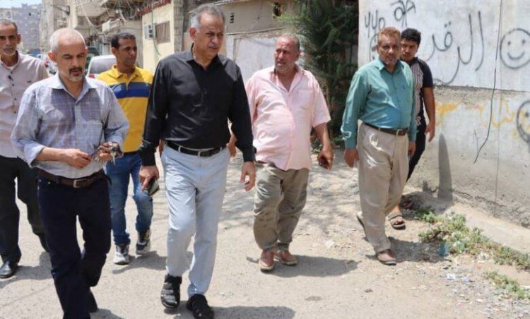 الجاوي يتفقد الممرات الخلفية لعمائر شارع الشهيد مدرم بالمعلا