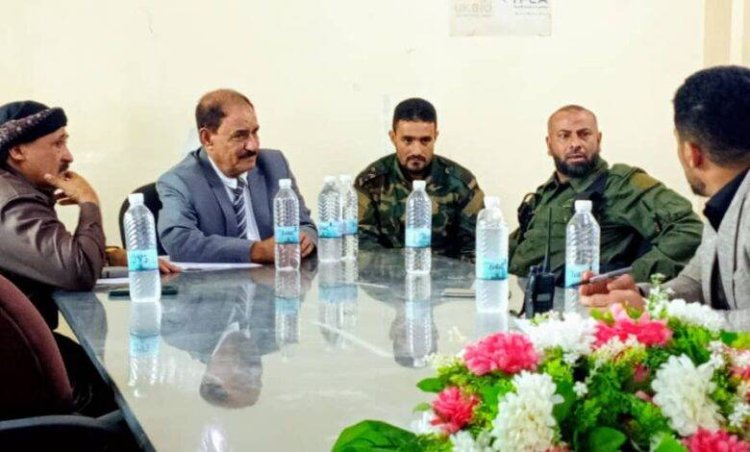 محافظ الضالع يناقش مع قائد قوات الحزام الأمني الأوضاع الأمنية بالمحافظة.