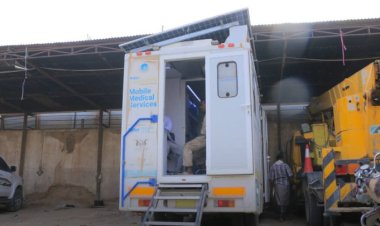 نزول القافلة الطبية لمعاينة عمال نظافة وحدة سيئون.