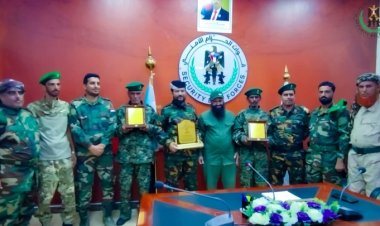 العميد الوالي يكرم جنديين من حزام أبين لأمانتهما في إعادة مبلغ مالي ومقتنيات ثمينة لصاحبها