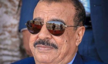 اللواء بن بريك يُعزّي أمين قاسم الحوثري وإخوانه بوفاة والدتهم