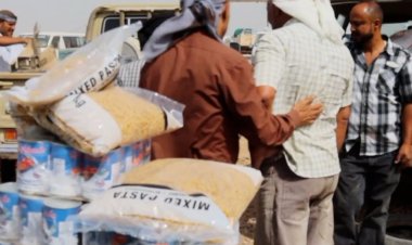 توزيع سلال غذائية على معلمي خمس مدارس بمديرية الشعيب