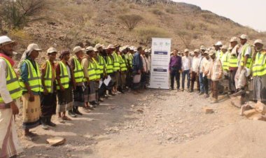 لحج.. بدء العمل بمشروعي رصف طريق “دُبَيش” وتسوير مدرسة الشهيد ناصر فارع بكرش