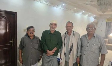 اللواء بارجاش برفقة قيادات عسكرية وطبية تزور الفريق محمود الصبيحي وتناقش مستجدات الأوضاع في البلاد وحضرموت.