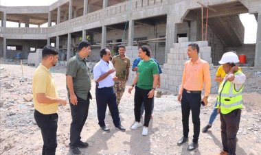 الزهري والسقاف يطلعان على سير العمل في مشروع بناء مدرسة الشهيد سالم قطن بخور مكسر