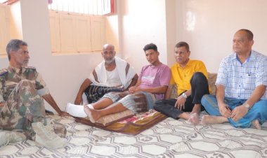 المدير العام لمديرية الشحر يطمئن على مصابي حادث سقوط القوائم الحديدية أثناء احتفالات فريق التعاون بفوزهم بالبطولة