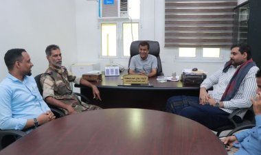 إتمام عملية الاستلام والتسليم بين المدير السلف والخلف لمكتب السياحة بمديرية الشحر