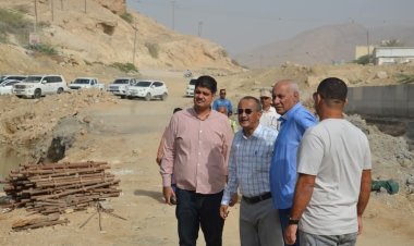 الوكيل بارزيق والمهندس العمري يتفقدان سير الأعمال الإنشائية بمشروع خور المكلا المرحلة الثانية