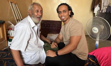 السقاف يطمئن على صحة الكابتن منير مدهش