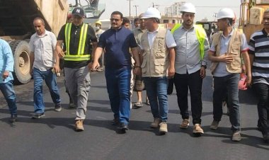 مدير عام المنصورة يدشن أعمال فرش الطبقة الأسفلتية بمشروع إعادة تأهيل شارع الخمسين