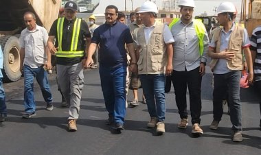 مدير عام المنصورة يدشن أعمال فرش الطبقة الأسفلتية بمشروع إعادة تأهيل شارع الخمسين