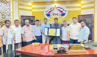 وكلاء المحطات الخاصة يكرّمون المدير العام لشركة النفط اليمنية فرع ساحل حضرموت.