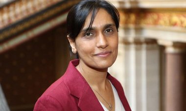 سفيرة بريطانيا تحذّر من كارثة بيئية وتهديد للمساعدات بعد هجوم الحوثيين على ناقلة في البحر الأحمر