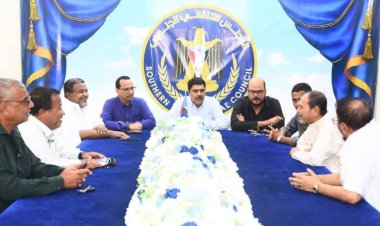 رئيس انتقالي حضرموت يسلم مكرمة الرئيس الزبيدي لمقادمة حي الشهيد خالد لأحياء التراث الشعبي بالمكلا