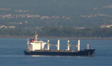 مقتل 3 بحارة في هجوم على ثاني سفينة في البحر الأحمر قبالة سواحل اليمن.