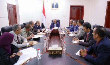 رئيس الوزراء يوجه بصرف مستحقات الربعين الأول والثاني للطلاب اليمنيين المبتعثين في الخارج