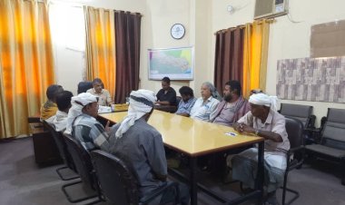 المدير العام لمديرية غيل باوزير يعقد اجتماعاً مع اللجان المجتمعية للأحياء السكنية لمناقشة التقارير النصف سنوية وتنسيق العمل الخدمي