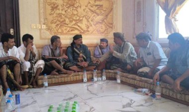 السيد يلتقي عدداً من شخصيات ومشائخ قبائل باكازم بأحور