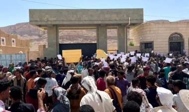 حشود جماهيرية في دوعن تضامنًا مع فرقة البندر ورفضًا لتدهور الأوضاع المعيشية مطالبين بأقالة مدير عام المديرية