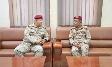 قائدي المنطقتين العسكريتين الأولى والثانية يبحثان تطورات الأوضاع الأمنية والعسكرية بمحافظة المهرة ويُقِران عدداً من الإجراءات العاجلة