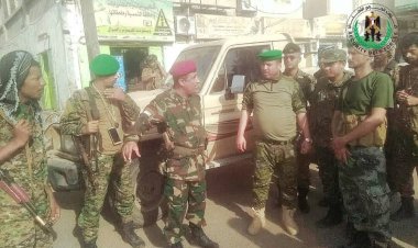 حملة مشتركة للحزام الامني والسلطة المحلية لرفع الباعة المتجولين والسيارات المخالفة في سوق زنجبار