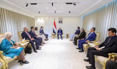 رئيس الوزراء يستقبل في عدن وفد البنك الدولي