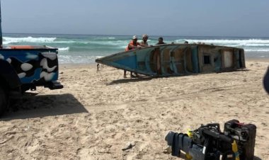 خفر السواحل بحضرموت ينقذ مواطنًا وقاربه بعد تعرضه للانقلاب قبالة ساحل المكلا