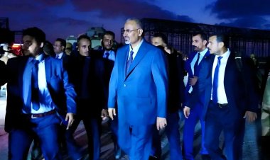 الرئيس الزُبيدي يعود إلى العاصمة عدن بعد زيارات عمل خارجية