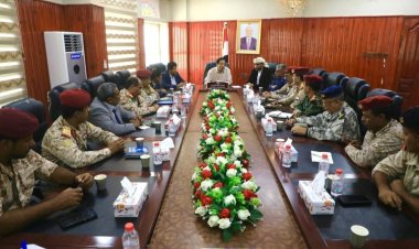 محافظ المهرة يترأس اجتماع اللجنة الأمنية ويشيد بتضحيات الجيش والأمن