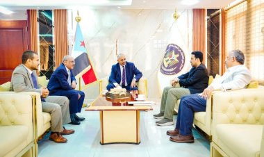 الرئيس الزُبيدي يتفقد سير العمل ومستوى الانضباط الوظيفي بهيئات المجلس الانتقالي