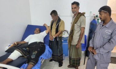 مدير عام الشحر يطمئن على صحة الرائد السعدي بعد إجراءه لعملية جراحية ناجحة