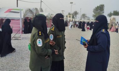 الشرطة النسائية تواصل تنفيذ نزولاتها التوعية بشواطئ مدينة المكلا و ضواحيها خلال موسم البلدة