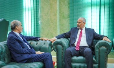 الرئيس الزُبيدي يُناقش مع الفريق الصبيحي تطورات الأوضاع العسكرية والأمنية في المحافظات المحررة