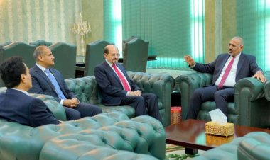 الرئيس الزُبيدي يطّلع من وزير الخارجية على سير عمل البعثات الدبلوماسية