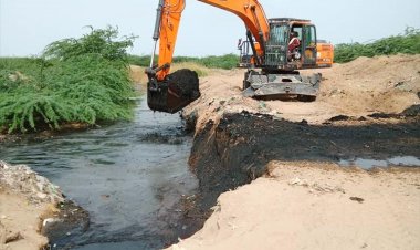 مدير مياه أبين يسارع إلى حل مشكلة مسجد حي سواحل بزنجبار