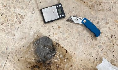 مكافحة المخدرات تضبط مروجاً للحشيش والشبو المخدر وتداهم منزله.