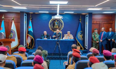 الرئيس الزُبيدي يرأس اجتماعاً موسعاً بالقادة العسكريين والأمنيين الجنوبيين