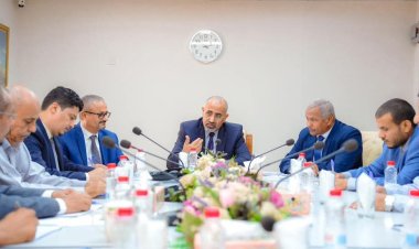 الرئيس الزُبيدي يتفقد سير الأعمال الجارية لإعادة تشغيل مصافي عدن