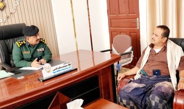 مدير عام شرطة شبوة يناقش مع قائد خفر السواحل سير العمل لتعزيز جهود الحماية البحرية