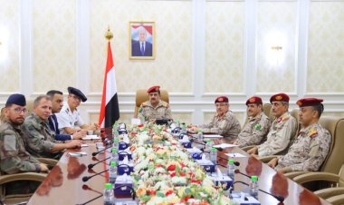 وزير الدفاع يبحث مع الملحق الفرنسي مستجدات الأوضاع الميدانية