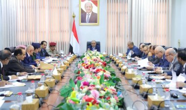 مجلس الوزراء يناقش مستجدات الأوضاع الاقتصادية والخدمية والخطط المنسقة مع البنك المركزي لمواجهة تراجع العملة