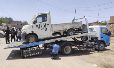 السلطة المحلية بمديرية عتق تستأنف حملة تنظيف الشوارع من السيارات المهملة