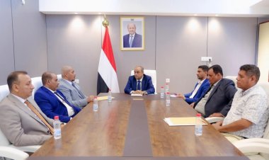 رئيس الوزراء يلتقي محافظ سقطرى ويؤكد دعم الحكومة لجهود السلطة المحلية