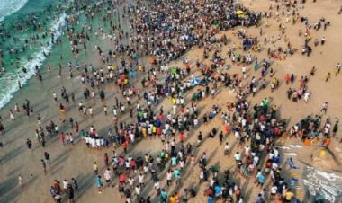 خفر السواحل بحضرموت ينقذ شابين ومسنًا من الغرق ويعثر على جثة شاب آخر ويواصل البحث عن شقيقين مفقودين