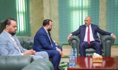 الرئيس الزُبيدي يطّلع على سير عمل وزارة الأشغال ويشدد على أهمية استكمال مشاريع صيانة الطرق الرئيسة