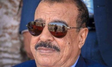 اللواء بن بريك يُعزّي عضو هيئة رئاسة المجلس الانتقالي الدكتور عيدروس اليهري بوفاة والدته