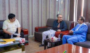 محافظ شبوة يناقش مستوى الأداء الخدمي والتخطيط الحضري في مدينة عتق