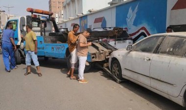 استمرار حملة رفع السيارات المتهالكة من شوارع مديرية المنصورة بالعاصمة عدن