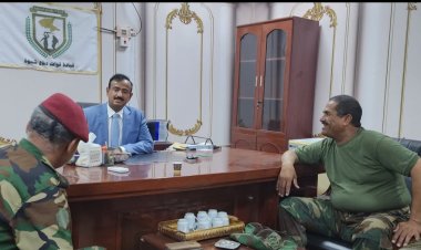 محافظ شبوة الشيخ عوض ابن الوزير يزور القيادة العامة لقوات دفاع شبوة ويشيد بدورها البطولي